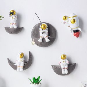 Rzeźby Kreatywne 3D astronauta żywica rzeźba dekoracje ścienne Kid Room Decor Nordic Cosmonaut Figurine salon sypialnia wisząca na ścianę wystrój