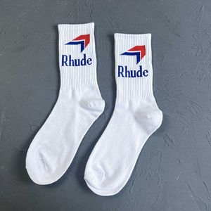 Luxur New 22SS春と夏のRhude Red Blue Arrow Letter Cotton Fashion Sports Middle Tube Socks Mens Womens