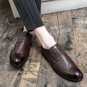 Casual 449 skor läderpatent loafers mäns spetsiga tå snörning brogues bruna företag thi 25449 25