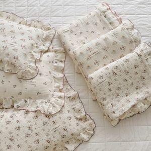 Vintage kwiatowy muślinowa bawełniana bawełniana łóżeczko Zestaw Bedding Dzieci łóżko Linen Duvet Cover Arkusz poduszki bez wypełniacza 240313