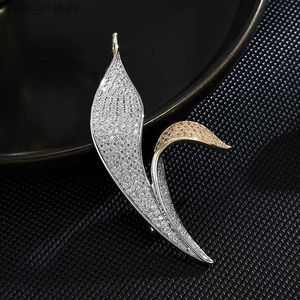 Spille Spille SUYU Lusso Rame Micro Intarsiato Cubic Zirconia Asimmetrico Due Colori Foglia Spilla Cappotto Regalo Decorativo L240323