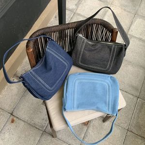 Minimalistisk fransk stil denim handhållen underarmsäck för kvinnors nya nitkedja singel axel diagonal strälta kvinnors väska