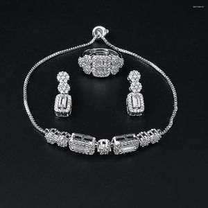 Collana Orecchini Set 2024 Confezione da 3 pezzi Trendy Colore argento intagliato Gioielli da sposa per le donne Regalo di anniversario E026-R026-S026