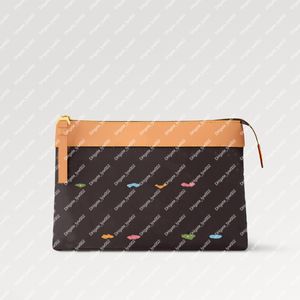 Explosão nova Pochette Voyage Souple M83568 Ferragens chocolate douradas Fecho de zíper Compartimento principal com zíper Bolso traseiro Fecho magnético Top com padrão desenhado à mão