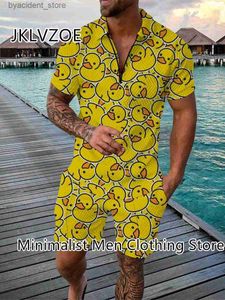 Tute da uomo Polo da uomo Tute Set Cartoon Duck Hawaiian Summer Casual Suit Zipper Bavero T-shirt Manica corta Uomo 2 pezzi Abiti L240320