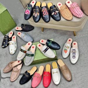 Klädskor män kvinnor loafers 100% äkta läder hopfällbara skor män kvinnor skor storlek 34-46 män tryckt metall rund tå loafers mules lyxiga hästbitar designer