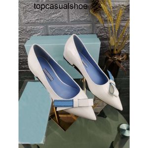 Pradoity Luxury Designer Beautiful Pada Hot Sales-Fashion Bow Prax Womens Praddas Shoesブルー黒い白いかかと2cm高さの高さの尖った特大のウェディングドレス35-40