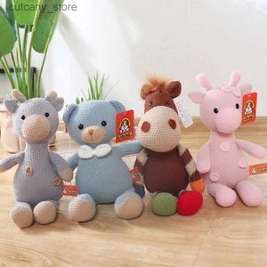 Doldurulmuş Peluş Hayvanlar Sevimli Örgü Ayı Eşek Deer Woon Peluches Oyuncaklar Kawaii Aksesuarlar Pig Ephant Tavşan Peluş Bebeği Cadılar Bayramı Hediyeleri Çocuklar İçin L240320