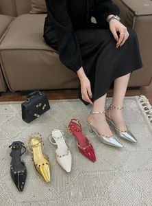 Sapatos de vestido 2024 estilo de verão europeu e americano moda cabeça coberta fivela quadrada sandálias de salto médio pequeno dedo do pé alto