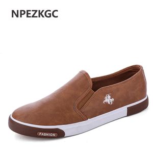 Botas npezkgc nova chegada de baixo preço masculino de alta qualidade sapatos casuais de couro pun sapatos casuais deslize em homens moda apartamentos