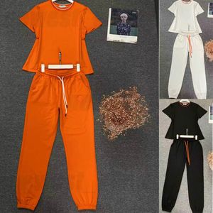 Designer-Marken-Damen-Set, Trainingsanzug für sie, orangefarbene Kleidung, T-Shirt, Hosen, Anzüge, lässige Baumwolle, Sommer, klassische Jogginghose mit 3D-Buchstaben, Pferd und Geometrie