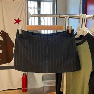 Brandy conhece nova saia vertical de faixa picante americana