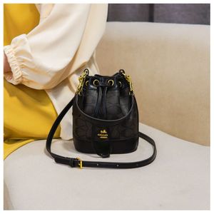 Store borse da design all'ingrosso borse a spalla BASSO CAMPIABILE BASSO 2024 Nuovo stile versatile femmina una spalla Crossbody