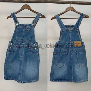 Designer-Freizeitkleider, Damen-Luxusmarkenkleid, Sommer-Jeansrock, süßer Stil, Metalletikett mit hängendem Riemen, Denim-Damen-Kurzrock, lockeres Trägerkleid