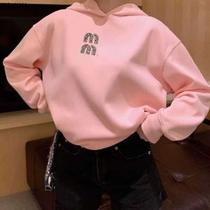 Miu Hoodie Designer Sweatshirt Chest Stres Serversed Diamond Letters Round Dound Rece Sweater Women قميص قميص قطيع من القطن جودة عالية الجودة سترة كبيرة الحجم