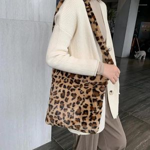 Bag retro leopardtryck crossbody väskor för kvinnor 2024 höst vinter plysch mjuk axel messenger handväska fluffig varm päls