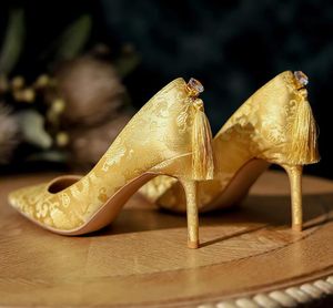 Дизайнерские кисточки Gold Women Женщины красные вечеринки на тупицах на туфли насосы дышащие пот, поглощающий скользкий, заостренное пальцы, свадебная обувь невесты 5