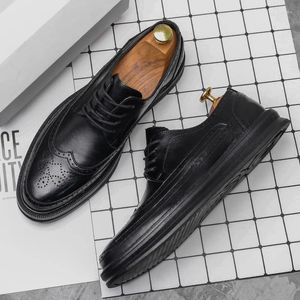 Casual Shoes Designer Varumärke Herrpartyklänning snidad brogue Glossy Business Low Cut Groom's Wedding