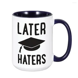 Muggar senare hatare examen kaffemugg rolig gåva för examen firar prestationer 15 oz keramisk hemmakontor kopp