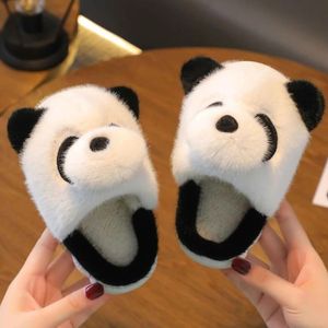 Childrens Home Slipper puszysty ciepłe bawełniane buty zwierzęce panda kreskówki slajdy dla dzieci slajdy domowe buty wewnętrzne 240311