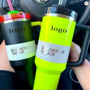 Elektrisk rosa 40oz Tumbler Yellow Orange Neon Green Quencher H2.0 Rostfritt stål Tumblers Cups med silikonhandtagslock och halmvinterrosa neonrosa bilmuggar 0324