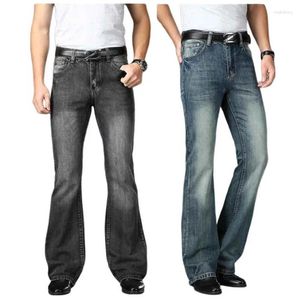 Calça jeans masculina larga clássica com perna solta e corte de bota