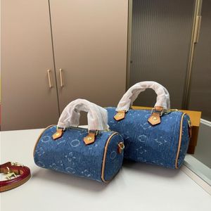 24SS女性の高級デザイナーデニム枕バッグ女性のハンドバッグショルダーバッグクロスボディバッグウォレット携帯電話バッグキーバッグスマルVmeq