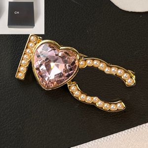 Luxury Women Brand Letter Designer Brosch Pin High Quality rostfritt stål Brosch Water Drop Dianond Pearl Pins smycken gifta sig med fest Accessorie -gåvor med låda