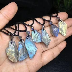 Dekorativa figurer Enhet One Piece Wholesale Natural Labradorite Crystal Healing Rough Stone Pendant med läderrep Special för smycken