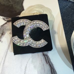 Designer para mulheres prata strass cheio de diamante broche pequena fragrância luz luxo, elegante casaco pinos acessórios