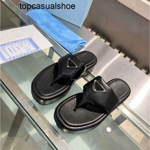 Pradoity vadderad pada kudde prax muls praddas pool tofflor triangel designers spännt rensning sandal kvinnor flip flops fyrkantiga tå plattform mules p stil glidbanor tjock