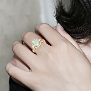 2024 Yeni zarif Oval Büyük Opal Taş Knuckle Parmak Midi 14K Sarı Altın Yüzük Moda Takı Kadınlar İçin Basit Ay Taşı Renk Yüzüğü