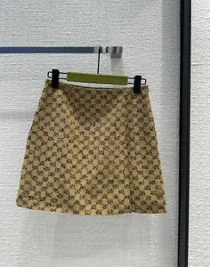 2024年夏のデザイナー女性刺繍ストレートミニペンシルスカートレディースハイウエストスカートウェア新しい