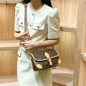Designers de fanny pack vendem bolsas unissex de marcas populares agente de compras de Hong Kong bolsa feminina de couro genuíno nova moda vintage baguete nas axilas nicho maduro