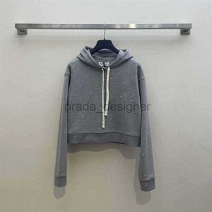 Designer av kvinnors hoodies tröjor 24ss tidigt på våren ny miui ålder reducerar tjejstil brev klistermärke broderi het diamant huvtröja tröja tröja