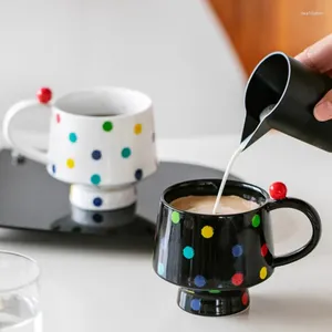 Muggar europeiska keramiska kaffemugg hem frukost mjölk havregryn kreativ vit polka dot bägge eftermiddag kamellia blommor cup