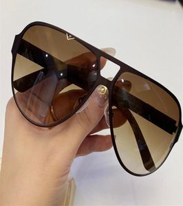 NOWOŚĆ 2252 MĘŻCZYZN KLASYJNE DANIC SUNGASSESS Fashion Oval Frame Coating Sun Sunglasses Uv400 Lens Fibre Legs Letni Style Wit4463363