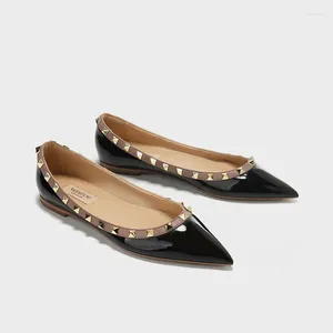 Casual Shoes Lady Shiny Patent Leather Flats med nitar Högkvalitativt mode för Spring Pointy Toe Wide Fiting European American