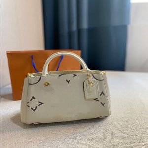 24SS Women's Luxury Designer Business Bag Handbag, lekfull och söt, kan bäras armdrag eller diagonal bakre kvinnors smink ICJJ