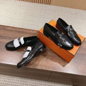 2024新しいLefu Shoes：本物のローヒールの平らな底部タッセルメタルケリーバックルシングルシューズ、片足の小さな革の靴