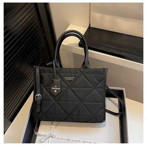 가족 삼각형 토트 여성 New Fashion Handbag 대용량 크로스 바디 70% 온라인 판매.