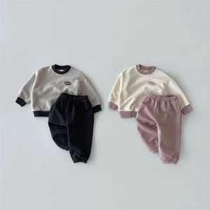 2023 outono bebê manga longa conjunto de roupas meninos meninas carta impressão sweatshirt calças 2 pçs terno da criança algodão roupas casuais 240314