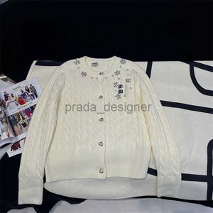 Maglia da donna di alta qualità T-shirt 24ss Inizio primavera Nuovo stile MIUI Scollatura che riduce l'età Industria pesante Perlina per unghie intarsiata Lettera di diamanti Cardigan lavorato a maglia jacquard