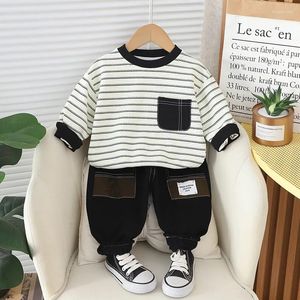 Set di abbigliamento Set da neonato 2024 Primavera Casual Tasca a righe O-Collo Pullover Maglioni e pantaloni a maniche lunghe Vestito per bambini Ragazzi Outfit