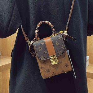 2024 Ny lyxdesigner crossbody väska för kvinnor bokstäver tryck handväskor hasp bärbar axelväska kvalitet pu läder plånbok mode shopping väska