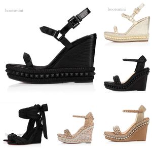 2024 neue sexy Frauen High Heels Designer Heels Wedge Pyraclou Studs Madmonica Espadrille Wedges Plattform Gladiator Sandalen rote Boden Damen Keilsandalen