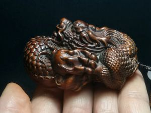 彫刻Yizhu Cultuer Art Japanine Boxwood Hand Careved Dragon Statue Netsuke Decoration Gift Collectable