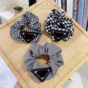 Pony Tail Holder designer Fermagli per capelli Barrettes Accessori moda Triangolo invertito Coreano tornante fascia reticolo intestino crasso cerchio gita fascio 6Q2V