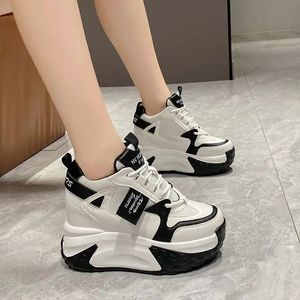 Platforma Sneaker Spring oddychająca siatka Ukryte buty na pięcie 2023 Femme 9cm Sports Dad Skibate Y 240313