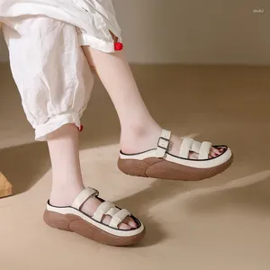 Scarpe eleganti sandali estivi donna 2024 moda tacco a zeppa versione coreana pantofole con suola spessa scivoli da spiaggia con piattaforma Casual all'aperto